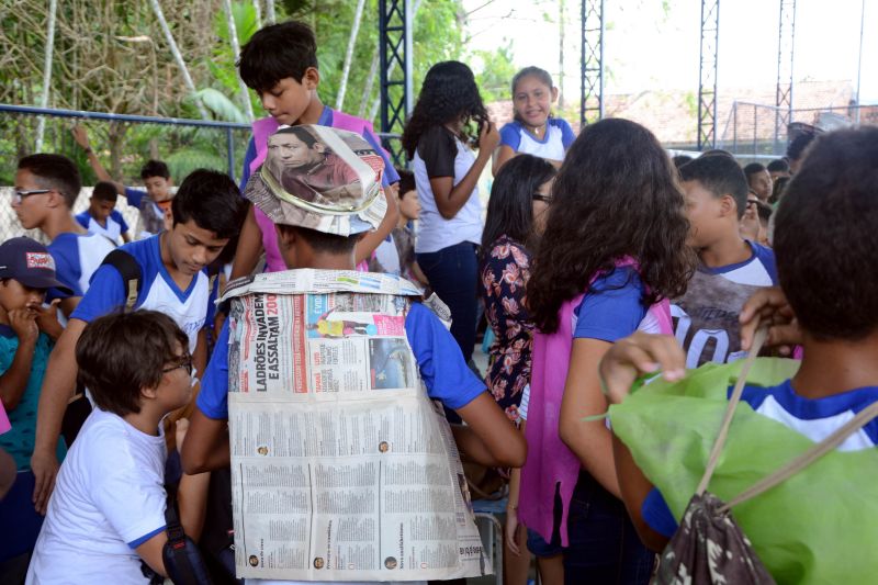 Alegria, animação e música. Foi com essa energia que a Escola Estadual de Ensino Fundamental e Médio Profª Erotildes Frota Aguiar, em Ananindeua, realizou nesta sexta-feira (7) a "1° Gincana Ecológica - Por uma escola sustentável", alusiva ao mês do meio ambiente. Em média, 400 alunos participaram do evento com apresentações de paródias, exposição de artesanato, distribuição do sabão produzido pelos mesmos e desfile ecológico, de roupas feitas com material reciclável. A programação foi aberta ao público. <div class='credito_fotos'>Foto: Rai Pontes / Ascom Seduc   |   <a href='/midias/2019/originais/2647_23.jpg' download><i class='fa-solid fa-download'></i> Download</a></div>