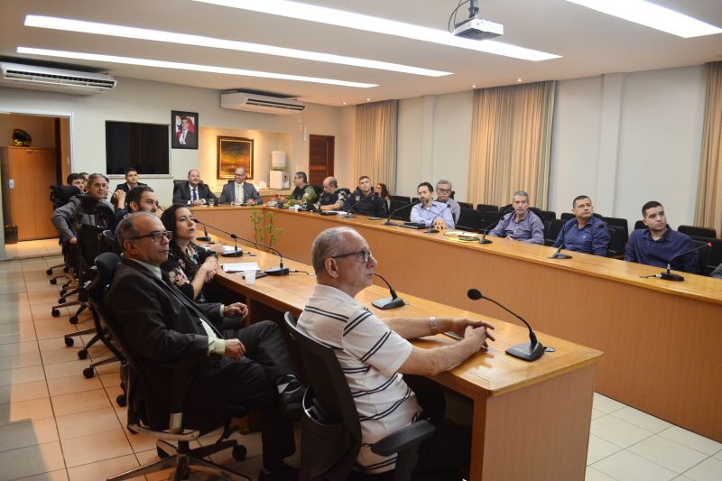 Uma reunião, nesta sexta-feira (7), entre os representantes do sindicato das agências bancárias e de transporte de valores com a equipe de inteligência da segurança pública do Estado, discutiu ações e estratégias de segurança para diminuir os ataques e ações criminosas às agências bancarias e aos transportes de valores que atuam, especialmente no interior do Estado. <div class='credito_fotos'>Foto: ASCOM / SEGUP   |   <a href='/midias/2019/originais/2648_dsc_0005.jpg' download><i class='fa-solid fa-download'></i> Download</a></div>