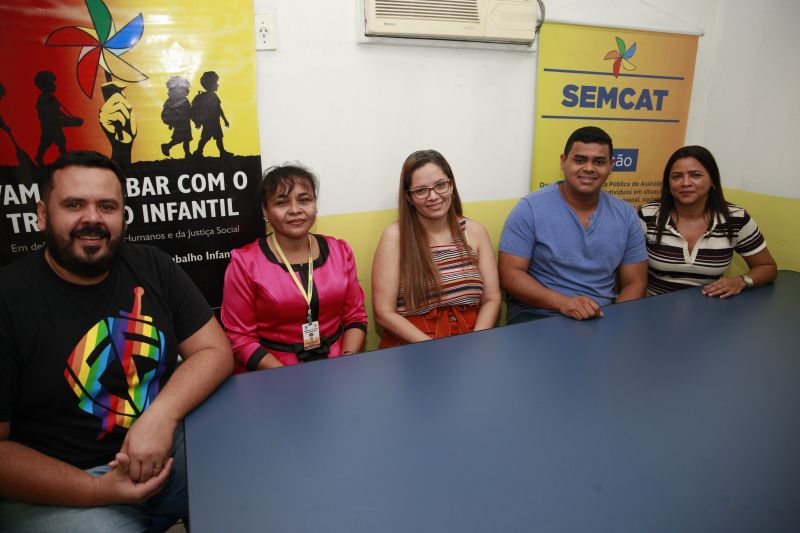Menino de 11 anos foi levado pelo pai, era obrigado a trabalhar em sinais de trânsito e sofria maus tratos <div class='credito_fotos'>Foto: Fernando Araújo/Ag. Pará   |   <a href='/midias/2019/originais/2649_equipedoconselhotutela.jpg' download><i class='fa-solid fa-download'></i> Download</a></div>