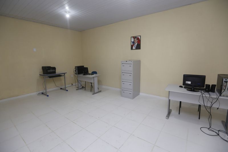 O governador do Estado, Helder Barbalho, voltou à região do Baixo Tocantins, mais precisamente ao município de Moju, onde entregou à população, neste sábado (8), a nova estrutrura da 8ª Companhia Independente da Polícia Militar (PMPA), revitalizada por meio de uma parceria com a prefeitura local. Durante a cerimônia de inauguração, foi assinado um termo de convênio entre o governo do Pará, por meio da PMPA, e o município, para implementação de ações de segurança que visem diminuir os índices de criminalidade na cidade e região. <div class='credito_fotos'>Foto: Marcelo Seabra / Ag. Pará   |   <a href='/midias/2019/originais/2651_20190608080952__mg_6080.jpg' download><i class='fa-solid fa-download'></i> Download</a></div>