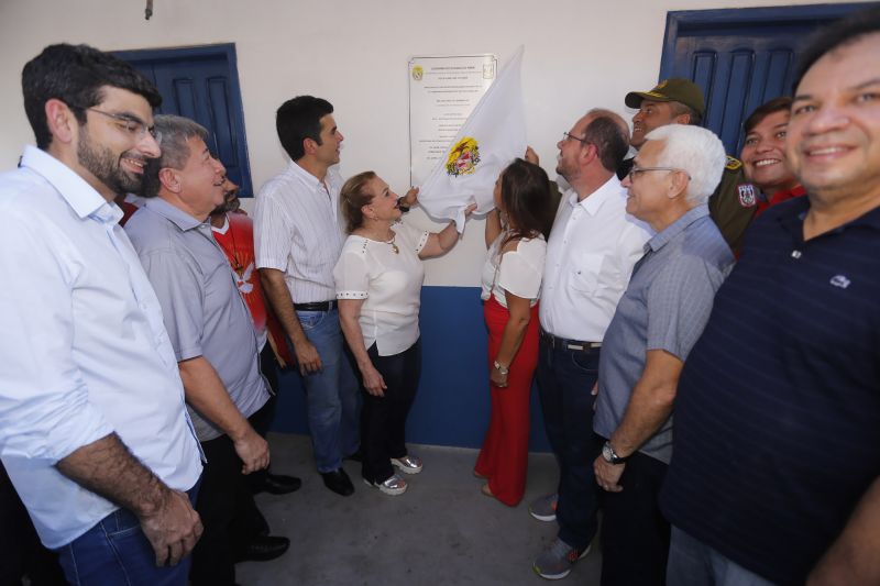 O governador do Estado, Helder Barbalho, voltou à região do Baixo Tocantins, mais precisamente ao município de Moju, onde entregou à população, neste sábado (8), a nova estrutrura da 8ª Companhia Independente da Polícia Militar (PMPA), revitalizada por meio de uma parceria com a prefeitura local. Durante a cerimônia de inauguração, foi assinado um termo de convênio entre o governo do Pará, por meio da PMPA, e o município, para implementação de ações de segurança que visem diminuir os índices de criminalidade na cidade e região. <div class='credito_fotos'>Foto: Marcelo Seabra / Ag. Pará   |   <a href='/midias/2019/originais/2651_20190608104818__mg_6225.jpg' download><i class='fa-solid fa-download'></i> Download</a></div>