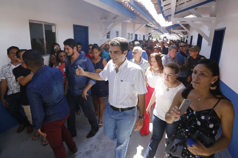 O governador do Estado, Helder Barbalho, voltou à região do Baixo Tocantins, mais precisamente ao município de Moju, onde entregou à população, neste sábado (8), a nova estrutrura da 8ª Companhia Independente da Polícia Militar (PMPA), revitalizada por meio de uma parceria com a prefeitura local. Durante a cerimônia de inauguração, foi assinado um termo de convênio entre o governo do Pará, por meio da PMPA, e o município, para implementação de ações de segurança que visem diminuir os índices de criminalidade na cidade e região. <div class='credito_fotos'>Foto: Marcelo Seabra / Ag. Pará   |   <a href='/midias/2019/originais/2651_20190608105141__mg_6294.jpg' download><i class='fa-solid fa-download'></i> Download</a></div>