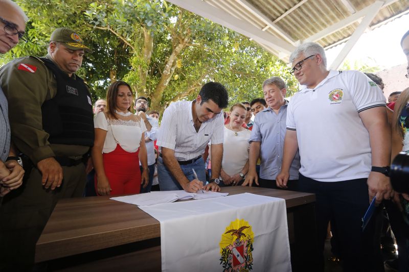 O governador do Estado, Helder Barbalho, voltou à região do Baixo Tocantins, mais precisamente ao município de Moju, onde entregou à população, neste sábado (8), a nova estrutrura da 8ª Companhia Independente da Polícia Militar (PMPA), revitalizada por meio de uma parceria com a prefeitura local. Durante a cerimônia de inauguração, foi assinado um termo de convênio entre o governo do Pará, por meio da PMPA, e o município, para implementação de ações de segurança que visem diminuir os índices de criminalidade na cidade e região. <div class='credito_fotos'>Foto: Marcelo Seabra / Ag. Pará   |   <a href='/midias/2019/originais/2651_20190608110405__mg_6340.jpg' download><i class='fa-solid fa-download'></i> Download</a></div>