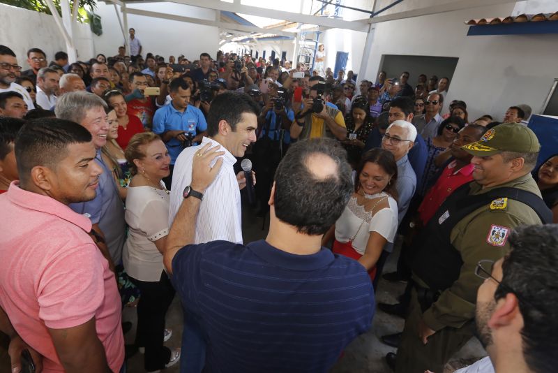 O governador do Estado, Helder Barbalho, voltou à região do Baixo Tocantins, mais precisamente ao município de Moju, onde entregou à população, neste sábado (8), a nova estrutrura da 8ª Companhia Independente da Polícia Militar (PMPA), revitalizada por meio de uma parceria com a prefeitura local. Durante a cerimônia de inauguração, foi assinado um termo de convênio entre o governo do Pará, por meio da PMPA, e o município, para implementação de ações de segurança que visem diminuir os índices de criminalidade na cidade e região. <div class='credito_fotos'>Foto: Marcelo Seabra / Ag. Pará   |   <a href='/midias/2019/originais/2651_20190608110707__mg_6372.jpg' download><i class='fa-solid fa-download'></i> Download</a></div>