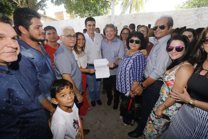 O governador do Estado, Helder Barbalho, voltou à região do Baixo Tocantins, mais precisamente ao município de Moju, onde entregou à população, neste sábado (8), a nova estrutrura da 8ª Companhia Independente da Polícia Militar (PMPA), revitalizada por meio de uma parceria com a prefeitura local. Durante a cerimônia de inauguração, foi assinado um termo de convênio entre o governo do Pará, por meio da PMPA, e o município, para implementação de ações de segurança que visem diminuir os índices de criminalidade na cidade e região. <div class='credito_fotos'>Foto: Marcelo Seabra / Ag. Pará   |   <a href='/midias/2019/originais/2651_20190608111216__mg_6397.jpg' download><i class='fa-solid fa-download'></i> Download</a></div>