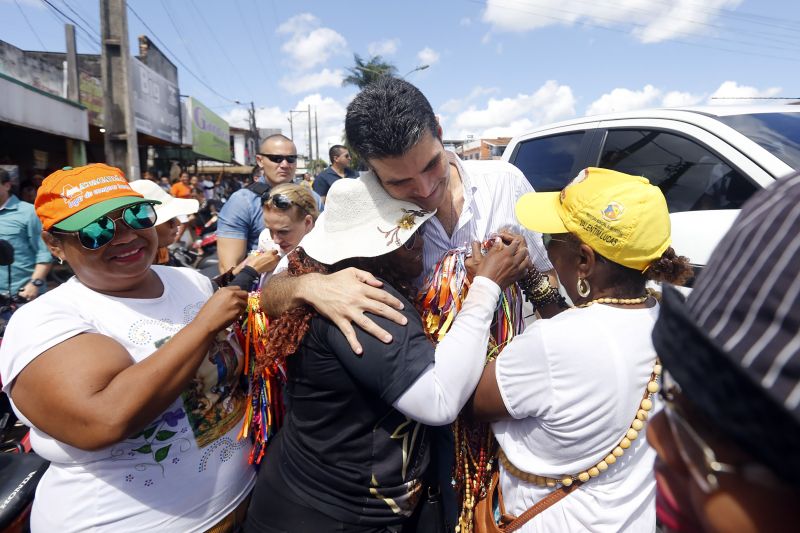 O governador do Estado, Helder Barbalho, voltou à região do Baixo Tocantins, mais precisamente ao município de Moju, onde entregou à população, neste sábado (8), a nova estrutrura da 8ª Companhia Independente da Polícia Militar (PMPA), revitalizada por meio de uma parceria com a prefeitura local. Durante a cerimônia de inauguração, foi assinado um termo de convênio entre o governo do Pará, por meio da PMPA, e o município, para implementação de ações de segurança que visem diminuir os índices de criminalidade na cidade e região. <div class='credito_fotos'>Foto: Marcelo Seabra / Ag. Pará   |   <a href='/midias/2019/originais/2651_20190608112058__mg_6421.jpg' download><i class='fa-solid fa-download'></i> Download</a></div>