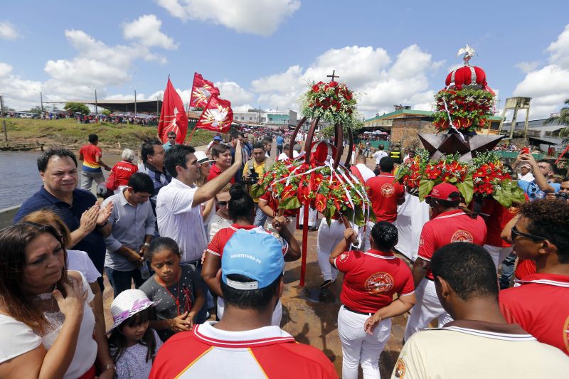 O governador do Estado, Helder Barbalho, voltou à região do Baixo Tocantins, mais precisamente ao município de Moju, onde entregou à população, neste sábado (8), a nova estrutrura da 8ª Companhia Independente da Polícia Militar (PMPA), revitalizada por meio de uma parceria com a prefeitura local. Durante a cerimônia de inauguração, foi assinado um termo de convênio entre o governo do Pará, por meio da PMPA, e o município, para implementação de ações de segurança que visem diminuir os índices de criminalidade na cidade e região. <div class='credito_fotos'>Foto: Marcelo Seabra / Ag. Pará   |   <a href='/midias/2019/originais/2651_20190608114013__mg_6570.jpg' download><i class='fa-solid fa-download'></i> Download</a></div>