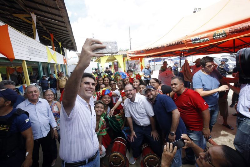 A maior festa popular da ilha do Marajó, o Festival de Camarão de Muaná, contou com a participação do governador Helder Barbalho e de seu vice, Lúcio Vale, na tarde deste sábado (8). Além de participar da programação da comunidade ribeirinha do município e região, que reúne cerca de 30 mil pessoas sempre no primeiro final de semana do mês de junho, o chefe do Executivo estadual marcou presença na inauguração da Fábrica de Biojoias da cidade, onde é beneficiada a fibra do Tururí. <div class='credito_fotos'>Foto: JADER PAES / AG. PARÁ   |   <a href='/midias/2019/originais/2652_foto1.jpg' download><i class='fa-solid fa-download'></i> Download</a></div>