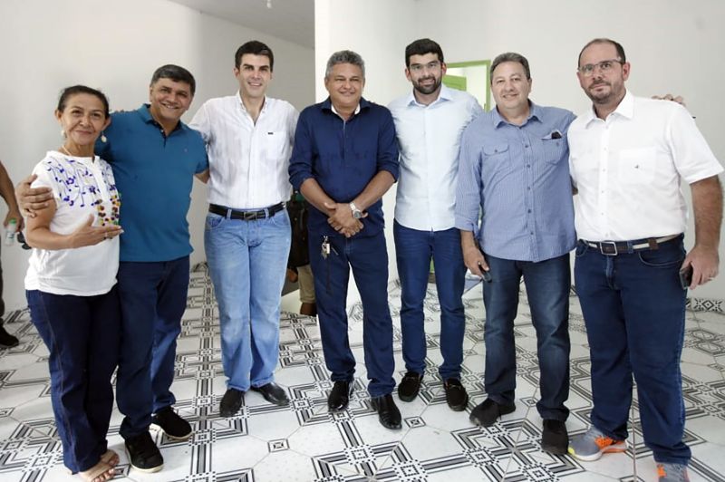 A maior festa popular da ilha do Marajó, o Festival de Camarão de Muaná, contou com a participação do governador Helder Barbalho e de seu vice, Lúcio Vale, na tarde deste sábado (8). Além de participar da programação da comunidade ribeirinha do município e região, que reúne cerca de 30 mil pessoas sempre no primeiro final de semana do mês de junho, o chefe do Executivo estadual marcou presença na inauguração da Fábrica de Biojoias da cidade, onde é beneficiada a fibra do Tururí. <div class='credito_fotos'>Foto: JADER PAES / AG. PARÁ   |   <a href='/midias/2019/originais/2652_foto10.jpg' download><i class='fa-solid fa-download'></i> Download</a></div>