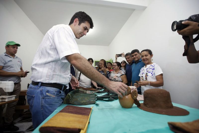 A maior festa popular da ilha do Marajó, o Festival de Camarão de Muaná, contou com a participação do governador Helder Barbalho e de seu vice, Lúcio Vale, na tarde deste sábado (8). Além de participar da programação da comunidade ribeirinha do município e região, que reúne cerca de 30 mil pessoas sempre no primeiro final de semana do mês de junho, o chefe do Executivo estadual marcou presença na inauguração da Fábrica de Biojoias da cidade, onde é beneficiada a fibra do Tururí. <div class='credito_fotos'>Foto: JADER PAES / AG. PARÁ   |   <a href='/midias/2019/originais/2652_foto11.jpg' download><i class='fa-solid fa-download'></i> Download</a></div>