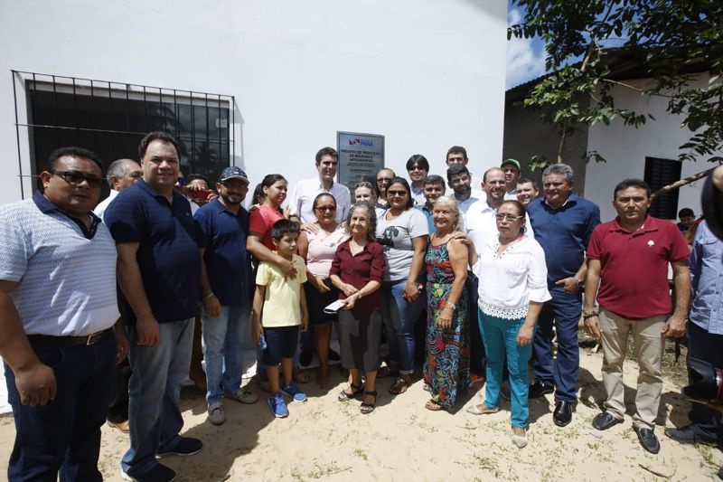A maior festa popular da ilha do Marajó, o Festival de Camarão de Muaná, contou com a participação do governador Helder Barbalho e de seu vice, Lúcio Vale, na tarde deste sábado (8). Além de participar da programação da comunidade ribeirinha do município e região, que reúne cerca de 30 mil pessoas sempre no primeiro final de semana do mês de junho, o chefe do Executivo estadual marcou presença na inauguração da Fábrica de Biojoias da cidade, onde é beneficiada a fibra do Tururí. <div class='credito_fotos'>Foto: JADER PAES / AG. PARÁ   |   <a href='/midias/2019/originais/2652_foto12.jpg' download><i class='fa-solid fa-download'></i> Download</a></div>