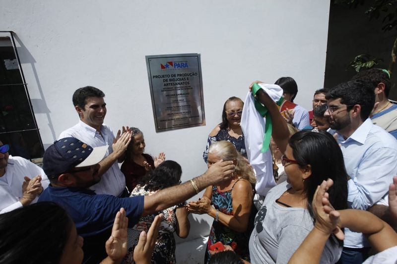 A maior festa popular da ilha do Marajó, o Festival de Camarão de Muaná, contou com a participação do governador Helder Barbalho e de seu vice, Lúcio Vale, na tarde deste sábado (8). Além de participar da programação da comunidade ribeirinha do município e região, que reúne cerca de 30 mil pessoas sempre no primeiro final de semana do mês de junho, o chefe do Executivo estadual marcou presença na inauguração da Fábrica de Biojoias da cidade, onde é beneficiada a fibra do Tururí. <div class='credito_fotos'>Foto: JADER PAES / AG. PARÁ   |   <a href='/midias/2019/originais/2652_foto13.jpg' download><i class='fa-solid fa-download'></i> Download</a></div>