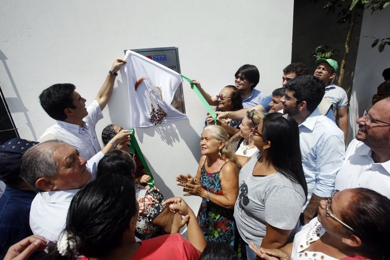 A maior festa popular da ilha do Marajó, o Festival de Camarão de Muaná, contou com a participação do governador Helder Barbalho e de seu vice, Lúcio Vale, na tarde deste sábado (8). Além de participar da programação da comunidade ribeirinha do município e região, que reúne cerca de 30 mil pessoas sempre no primeiro final de semana do mês de junho, o chefe do Executivo estadual marcou presença na inauguração da Fábrica de Biojoias da cidade, onde é beneficiada a fibra do Tururí. <div class='credito_fotos'>Foto: JADER PAES / AG. PARÁ   |   <a href='/midias/2019/originais/2652_foto14.jpg' download><i class='fa-solid fa-download'></i> Download</a></div>