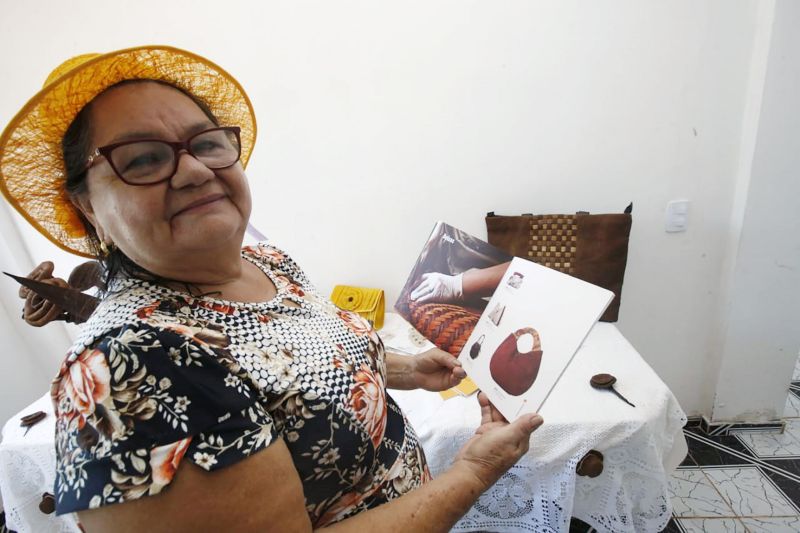 A maior festa popular da ilha do Marajó, o Festival de Camarão de Muaná, contou com a participação do governador Helder Barbalho e de seu vice, Lúcio Vale, na tarde deste sábado (8). Além de participar da programação da comunidade ribeirinha do município e região, que reúne cerca de 30 mil pessoas sempre no primeiro final de semana do mês de junho, o chefe do Executivo estadual marcou presença na inauguração da Fábrica de Biojoias da cidade, onde é beneficiada a fibra do Tururí. <div class='credito_fotos'>Foto: JADER PAES / AG. PARÁ   |   <a href='/midias/2019/originais/2652_foto16.jpg' download><i class='fa-solid fa-download'></i> Download</a></div>