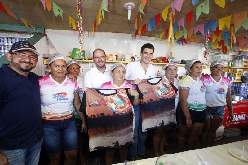 A maior festa popular da ilha do Marajó, o Festival de Camarão de Muaná, contou com a participação do governador Helder Barbalho e de seu vice, Lúcio Vale, na tarde deste sábado (8). Além de participar da programação da comunidade ribeirinha do município e região, que reúne cerca de 30 mil pessoas sempre no primeiro final de semana do mês de junho, o chefe do Executivo estadual marcou presença na inauguração da Fábrica de Biojoias da cidade, onde é beneficiada a fibra do Tururí. <div class='credito_fotos'>Foto: JADER PAES / AG. PARÁ   |   <a href='/midias/2019/originais/2652_foto2.jpg' download><i class='fa-solid fa-download'></i> Download</a></div>