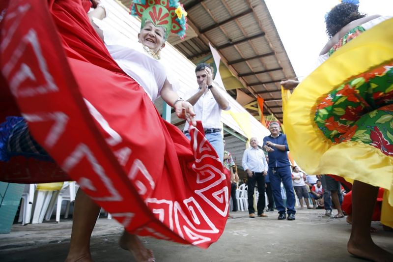A maior festa popular da ilha do Marajó, o Festival de Camarão de Muaná, contou com a participação do governador Helder Barbalho e de seu vice, Lúcio Vale, na tarde deste sábado (8). Além de participar da programação da comunidade ribeirinha do município e região, que reúne cerca de 30 mil pessoas sempre no primeiro final de semana do mês de junho, o chefe do Executivo estadual marcou presença na inauguração da Fábrica de Biojoias da cidade, onde é beneficiada a fibra do Tururí. <div class='credito_fotos'>Foto: JADER PAES / AG. PARÁ   |   <a href='/midias/2019/originais/2652_foto3.jpg' download><i class='fa-solid fa-download'></i> Download</a></div>