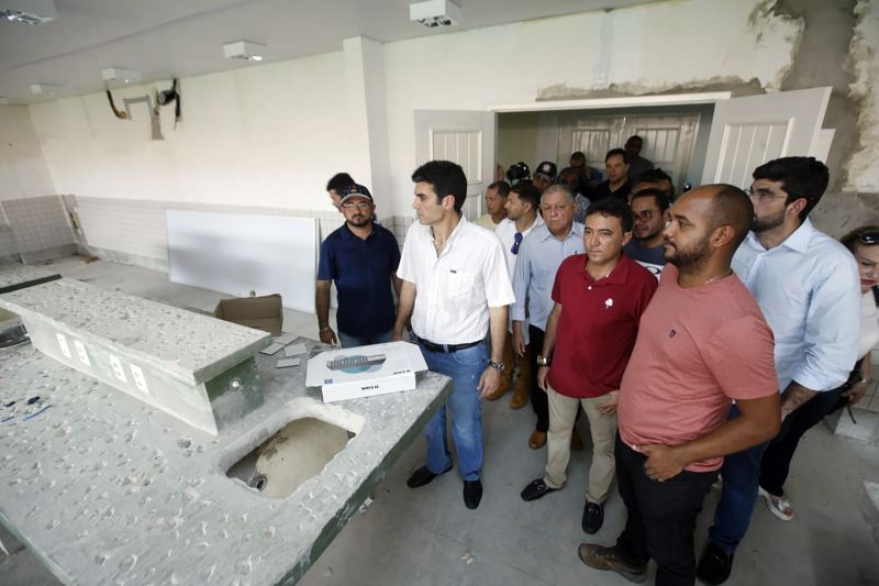 A maior festa popular da ilha do Marajó, o Festival de Camarão de Muaná, contou com a participação do governador Helder Barbalho e de seu vice, Lúcio Vale, na tarde deste sábado (8). Além de participar da programação da comunidade ribeirinha do município e região, que reúne cerca de 30 mil pessoas sempre no primeiro final de semana do mês de junho, o chefe do Executivo estadual marcou presença na inauguração da Fábrica de Biojoias da cidade, onde é beneficiada a fibra do Tururí. <div class='credito_fotos'>Foto: JADER PAES / AG. PARÁ   |   <a href='/midias/2019/originais/2652_foto4.jpg' download><i class='fa-solid fa-download'></i> Download</a></div>