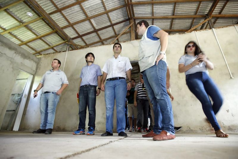 A maior festa popular da ilha do Marajó, o Festival de Camarão de Muaná, contou com a participação do governador Helder Barbalho e de seu vice, Lúcio Vale, na tarde deste sábado (8). Além de participar da programação da comunidade ribeirinha do município e região, que reúne cerca de 30 mil pessoas sempre no primeiro final de semana do mês de junho, o chefe do Executivo estadual marcou presença na inauguração da Fábrica de Biojoias da cidade, onde é beneficiada a fibra do Tururí. <div class='credito_fotos'>Foto: JADER PAES / AG. PARÁ   |   <a href='/midias/2019/originais/2652_foto6.jpg' download><i class='fa-solid fa-download'></i> Download</a></div>