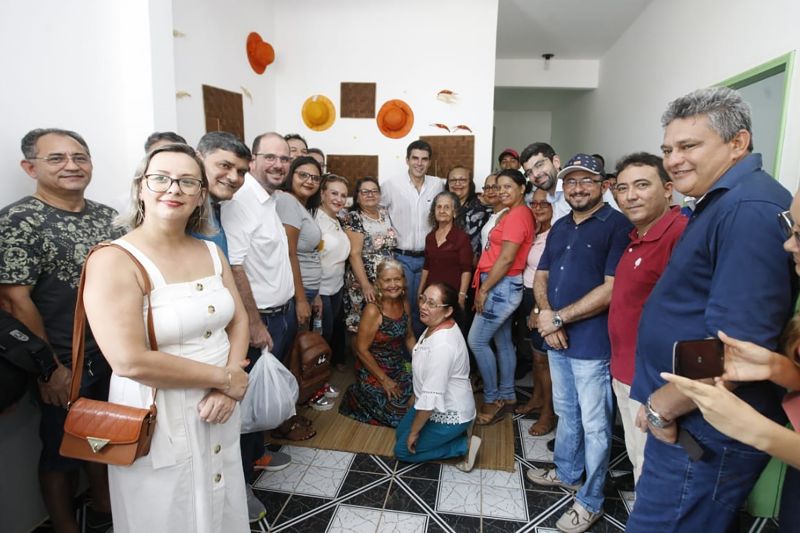 A maior festa popular da ilha do Marajó, o Festival de Camarão de Muaná, contou com a participação do governador Helder Barbalho e de seu vice, Lúcio Vale, na tarde deste sábado (8). Além de participar da programação da comunidade ribeirinha do município e região, que reúne cerca de 30 mil pessoas sempre no primeiro final de semana do mês de junho, o chefe do Executivo estadual marcou presença na inauguração da Fábrica de Biojoias da cidade, onde é beneficiada a fibra do Tururí. <div class='credito_fotos'>Foto: JADER PAES / AG. PARÁ   |   <a href='/midias/2019/originais/2652_foto7.jpg' download><i class='fa-solid fa-download'></i> Download</a></div>