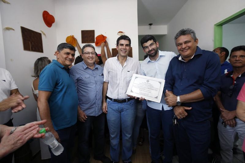 A maior festa popular da ilha do Marajó, o Festival de Camarão de Muaná, contou com a participação do governador Helder Barbalho e de seu vice, Lúcio Vale, na tarde deste sábado (8). Além de participar da programação da comunidade ribeirinha do município e região, que reúne cerca de 30 mil pessoas sempre no primeiro final de semana do mês de junho, o chefe do Executivo estadual marcou presença na inauguração da Fábrica de Biojoias da cidade, onde é beneficiada a fibra do Tururí. <div class='credito_fotos'>Foto: JADER PAES / AG. PARÁ   |   <a href='/midias/2019/originais/2652_foto8.jpg' download><i class='fa-solid fa-download'></i> Download</a></div>