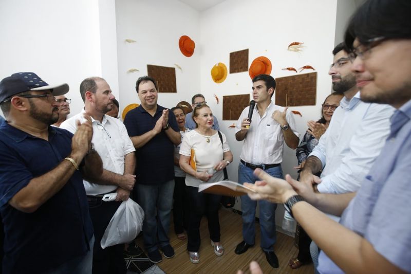 A maior festa popular da ilha do Marajó, o Festival de Camarão de Muaná, contou com a participação do governador Helder Barbalho e de seu vice, Lúcio Vale, na tarde deste sábado (8). Além de participar da programação da comunidade ribeirinha do município e região, que reúne cerca de 30 mil pessoas sempre no primeiro final de semana do mês de junho, o chefe do Executivo estadual marcou presença na inauguração da Fábrica de Biojoias da cidade, onde é beneficiada a fibra do Tururí. <div class='credito_fotos'>Foto: JADER PAES / AG. PARÁ   |   <a href='/midias/2019/originais/2652_foto9.jpg' download><i class='fa-solid fa-download'></i> Download</a></div>