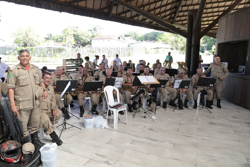 A Secretaria de Estado de Meio Ambiente e Sustentabilidade (Semas) e o Instituto de Desenvolvimento e da Biodiversidade do Estado do Pará (Ideflor-Bio) encerraram a Semana de Meio Ambiente com uma vasta programação, na manhã deste sábado (08), no Parque Estadual do Utinga (Peut). No Centro de Acolhimento do Parque, a Banda de Música do Corpo de Bombeiros Militar do Pará (CBM-PA) emocionou e alegrou os visitantes com muita música – o público dançou e cantou ao som de MPB ao carimbó. <div class='credito_fotos'>Foto: ASCOM / IDEFLOR-BIO   |   <a href='/midias/2019/originais/2653_foto1.jpg' download><i class='fa-solid fa-download'></i> Download</a></div>