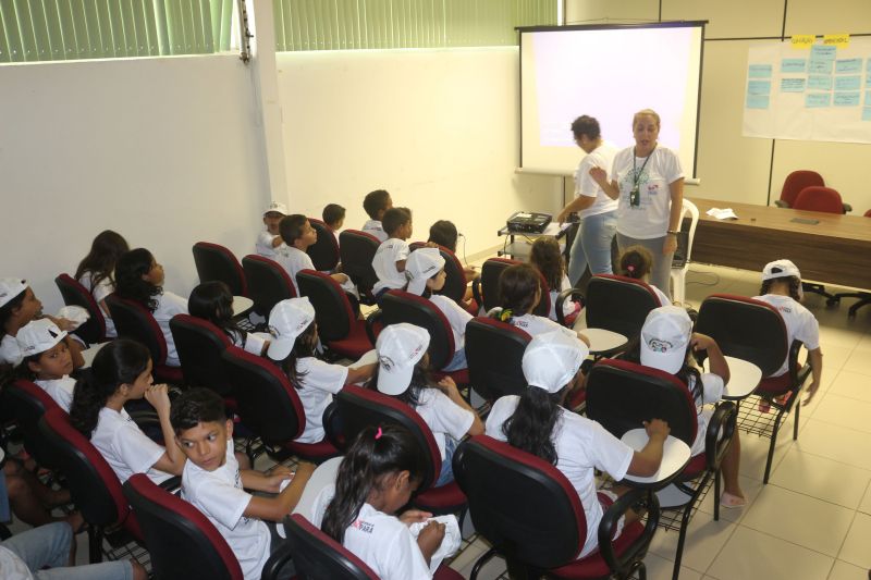 A Secretaria de Estado de Meio Ambiente e Sustentabilidade (Semas) e o Instituto de Desenvolvimento e da Biodiversidade do Estado do Pará (Ideflor-Bio) encerraram a Semana de Meio Ambiente com uma vasta programação, na manhã deste sábado (08), no Parque Estadual do Utinga (Peut). No Centro de Acolhimento do Parque, a Banda de Música do Corpo de Bombeiros Militar do Pará (CBM-PA) emocionou e alegrou os visitantes com muita música – o público dançou e cantou ao som de MPB ao carimbó. <div class='credito_fotos'>Foto: ASCOM / IDEFLOR-BIO   |   <a href='/midias/2019/originais/2653_img_3512.jpg' download><i class='fa-solid fa-download'></i> Download</a></div>