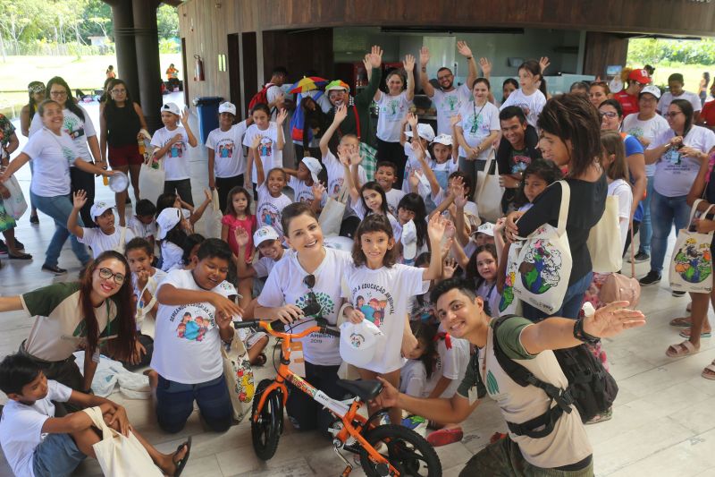 A Secretaria de Estado de Meio Ambiente e Sustentabilidade (Semas) e o Instituto de Desenvolvimento e da Biodiversidade do Estado do Pará (Ideflor-Bio) encerraram a Semana de Meio Ambiente com uma vasta programação, na manhã deste sábado (08), no Parque Estadual do Utinga (Peut). No Centro de Acolhimento do Parque, a Banda de Música do Corpo de Bombeiros Militar do Pará (CBM-PA) emocionou e alegrou os visitantes com muita música – o público dançou e cantou ao som de MPB ao carimbó. <div class='credito_fotos'>Foto: ASCOM / IDEFLOR-BIO   |   <a href='/midias/2019/originais/2653_img_3569.jpg' download><i class='fa-solid fa-download'></i> Download</a></div>