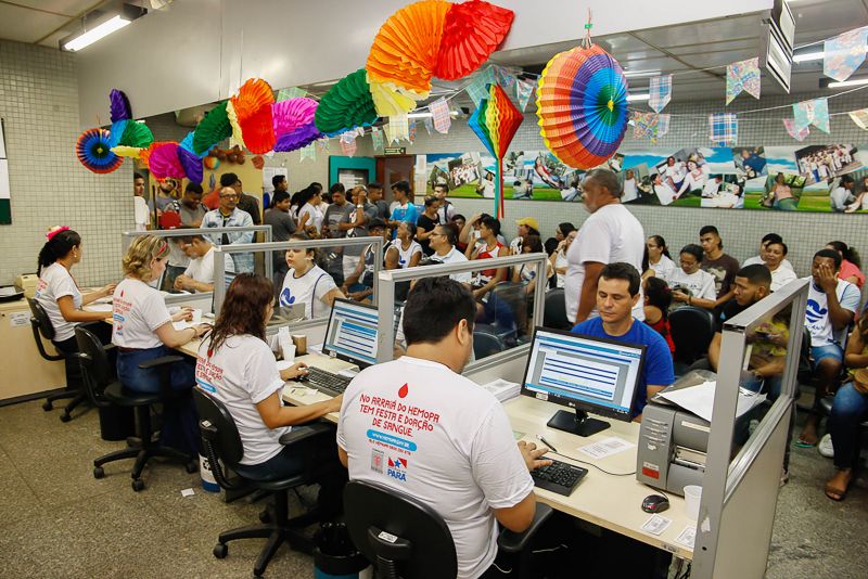 O primeiro dia da campanha "Junho Solidário- No arraiá do Hemopa tem festa e doação de sangue", promovida pela Fundação Centro de Hemoterapia e Hematologia do Pará (Hemopa), ontem (8), atingiu a meta de 400 doações de sangue que vão salvar cerca de 1.600 pacientes internados na rede hospitalar pública e privada do Estado. Foram um total de 506 comparecimentos. São números que representam esperança e qualidade de vida para quem depende desse gesto solidário para sobreviver. A ação se estenderá até o dia 14, com o desafio de coletar, diariamente, 250 bolsas de sangue. <div class='credito_fotos'>Foto: Wagner Santana / Ag. Pará   |   <a href='/midias/2019/originais/2655__j1o9512.jpg' download><i class='fa-solid fa-download'></i> Download</a></div>