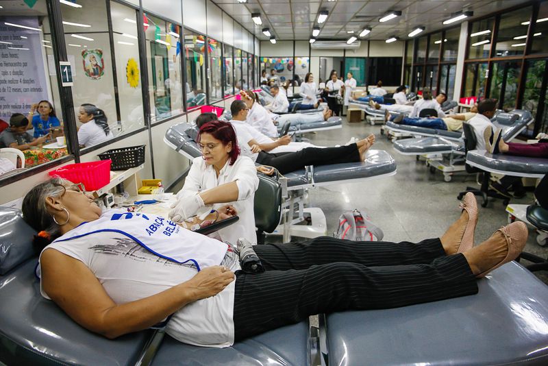 O primeiro dia da campanha "Junho Solidário- No arraiá do Hemopa tem festa e doação de sangue", promovida pela Fundação Centro de Hemoterapia e Hematologia do Pará (Hemopa), ontem (8), atingiu a meta de 400 doações de sangue que vão salvar cerca de 1.600 pacientes internados na rede hospitalar pública e privada do Estado. Foram um total de 506 comparecimentos. São números que representam esperança e qualidade de vida para quem depende desse gesto solidário para sobreviver. A ação se estenderá até o dia 14, com o desafio de coletar, diariamente, 250 bolsas de sangue. <div class='credito_fotos'>Foto: Wagner Santana / Ag. Pará   |   <a href='/midias/2019/originais/2655__j1o9763.jpg' download><i class='fa-solid fa-download'></i> Download</a></div>