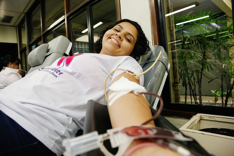 O primeiro dia da campanha "Junho Solidário- No arraiá do Hemopa tem festa e doação de sangue", promovida pela Fundação Centro de Hemoterapia e Hematologia do Pará (Hemopa), ontem (8), atingiu a meta de 400 doações de sangue que vão salvar cerca de 1.600 pacientes internados na rede hospitalar pública e privada do Estado. Foram um total de 506 comparecimentos. São números que representam esperança e qualidade de vida para quem depende desse gesto solidário para sobreviver. A ação se estenderá até o dia 14, com o desafio de coletar, diariamente, 250 bolsas de sangue.
Na foto Camila Rodrigues. <div class='credito_fotos'>Foto: Wagner Santana / Ag. Pará   |   <a href='/midias/2019/originais/2655_camilarodrigues2.jpg' download><i class='fa-solid fa-download'></i> Download</a></div>