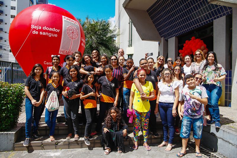 O primeiro dia da campanha "Junho Solidário- No arraiá do Hemopa tem festa e doação de sangue", promovida pela Fundação Centro de Hemoterapia e Hematologia do Pará (Hemopa), ontem (8), atingiu a meta de 400 doações de sangue que vão salvar cerca de 1.600 pacientes internados na rede hospitalar pública e privada do Estado. Foram um total de 506 comparecimentos. São números que representam esperança e qualidade de vida para quem depende desse gesto solidário para sobreviver. A ação se estenderá até o dia 14, com o desafio de coletar, diariamente, 250 bolsas de sangue.
Colégio Aldebaro Klautau. <div class='credito_fotos'>Foto: Wagner Santana / Ag. Pará   |   <a href='/midias/2019/originais/2655_colegioaldebaroklautau..jpg' download><i class='fa-solid fa-download'></i> Download</a></div>