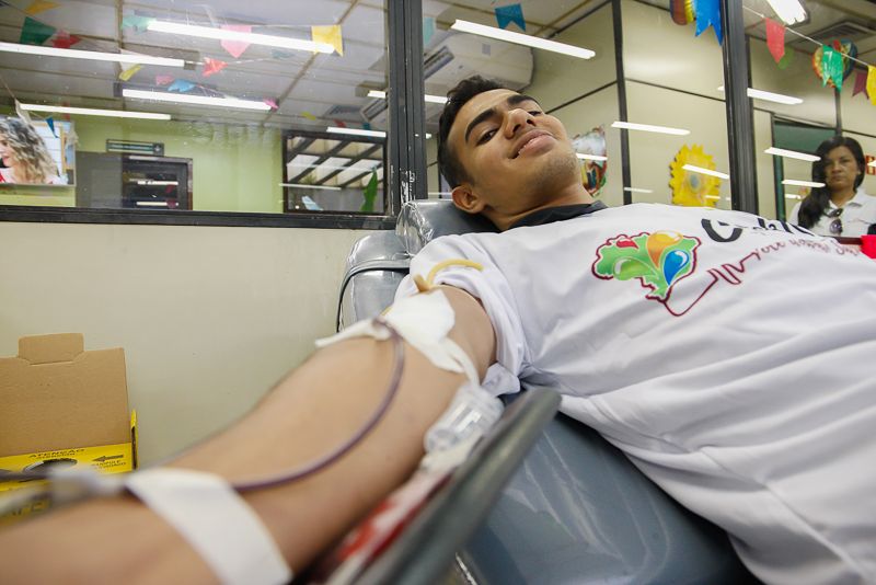 O primeiro dia da campanha "Junho Solidário- No arraiá do Hemopa tem festa e doação de sangue", promovida pela Fundação Centro de Hemoterapia e Hematologia do Pará (Hemopa), ontem (8), atingiu a meta de 400 doações de sangue que vão salvar cerca de 1.600 pacientes internados na rede hospitalar pública e privada do Estado. Foram um total de 506 comparecimentos. São números que representam esperança e qualidade de vida para quem depende desse gesto solidário para sobreviver. A ação se estenderá até o dia 14, com o desafio de coletar, diariamente, 250 bolsas de sangue.
Na foto Marrone Ribeiro. <div class='credito_fotos'>Foto: Wagner Santana / Ag. Pará   |   <a href='/midias/2019/originais/2655_marroneribeiro1.jpg' download><i class='fa-solid fa-download'></i> Download</a></div>