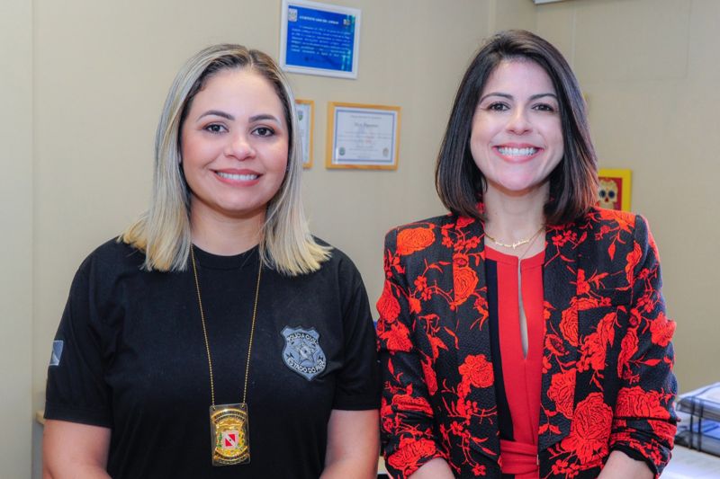 A Academia da Polícia Civil (Acadepol) iniciou, nesta segunda-feira (10), os cursos de aperfeiçoamento do Projeto Acadepol Itinerante, voltados a policiais civis que atuam na região do Baixo-Tocantins, no nordeste do Pará. Os treinamentos são realizados em Abaetetuba.
Na foto Delegadas Karina Figueiredo e Renata Gurgel. <div class='credito_fotos'>Foto: Leandro Santana / Ascom PCPA   |   <a href='/midias/2019/originais/2659_delegadaskarinafigueiredoerenatagurgel.jpg' download><i class='fa-solid fa-download'></i> Download</a></div>