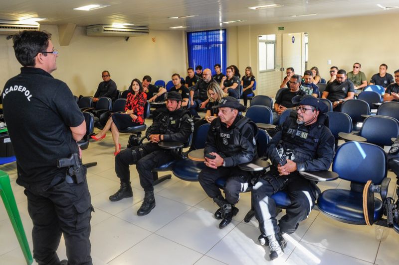 A Academia da Polícia Civil (Acadepol) iniciou, nesta segunda-feira (10), os cursos de aperfeiçoamento do Projeto Acadepol Itinerante, voltados a policiais civis que atuam na região do Baixo-Tocantins, no nordeste do Pará. Os treinamentos são realizados em Abaetetuba. <div class='credito_fotos'>Foto: Leandro Santana / Ascom PCPA   |   <a href='/midias/2019/originais/2659_whatsappimage2019-06-10at11.26.24.jpg' download><i class='fa-solid fa-download'></i> Download</a></div>