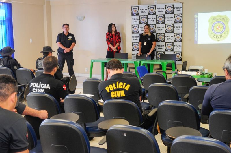 A Academia da Polícia Civil (Acadepol) iniciou, nesta segunda-feira (10), os cursos de aperfeiçoamento do Projeto Acadepol Itinerante, voltados a policiais civis que atuam na região do Baixo-Tocantins, no nordeste do Pará. Os treinamentos são realizados em Abaetetuba. <div class='credito_fotos'>Foto: Leandro Santana / Ascom PCPA   |   <a href='/midias/2019/originais/2659_whatsappimage2019-06-10at11.26.25.jpg' download><i class='fa-solid fa-download'></i> Download</a></div>