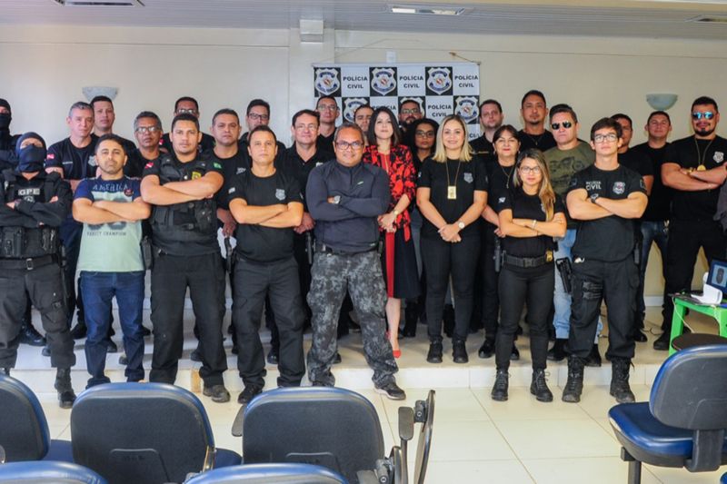 A Academia da Polícia Civil (Acadepol) iniciou, nesta segunda-feira (10), os cursos de aperfeiçoamento do Projeto Acadepol Itinerante, voltados a policiais civis que atuam na região do Baixo-Tocantins, no nordeste do Pará. Os treinamentos são realizados em Abaetetuba. <div class='credito_fotos'>Foto: Leandro Santana / Ascom PCPA   |   <a href='/midias/2019/originais/2659_whatsappimage2019-06-10at11.26.43.jpg' download><i class='fa-solid fa-download'></i> Download</a></div>