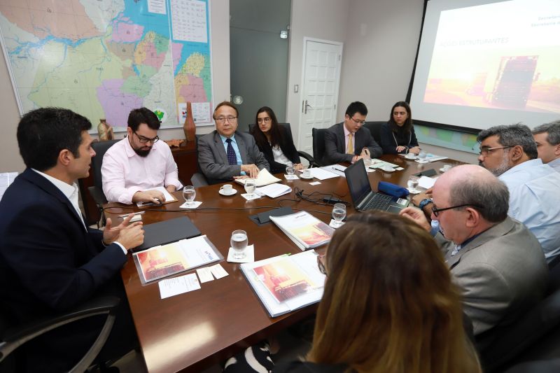 O governador Helder Barbalho recebeu, na manhã desta segunda-feira (10), no Palácio do Governo, em Belém, representantes do New Development Bank (NDB), banco multilateral com sede na China. O objetivo do encontro foi dar seguimento às tratativas iniciadas em março, quando foi assinado com a corporação um contrato para empréstimo de US$ 50 milhões ao Estado do Pará. Os recursos serão aplicados em municípios da área de influência da rodovia BR-163 (Cuiabá-Santarém), na execução de obras de drenagem e pavimentação. <div class='credito_fotos'>Foto: Marco Santos / Ag. Pará   |   <a href='/midias/2019/originais/2660_img_8534.jpg' download><i class='fa-solid fa-download'></i> Download</a></div>