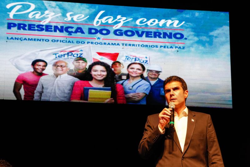 O governador Helder Barbalho assinou, na manhã desta segunda-feira (10), o decreto que cria o programa Territórios pela Paz, uma estratégia de governo que une ações de segurança pública com ações sociais integradas, na construção de uma sociedade com mais paz e justiça social. Centenas de pessoas compareceram ao Teatro Margarida Schivasappa, onde ocorreu o lançamento. <div class='credito_fotos'>Foto: Fernando Araújo/Ag. Pará   |   <a href='/midias/2019/originais/2662__j1o0020.jpg' download><i class='fa-solid fa-download'></i> Download</a></div>