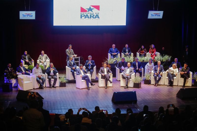 O governador Helder Barbalho assinou, na manhã desta segunda-feira (10), o decreto que cria o programa Territórios pela Paz, uma estratégia de governo que une ações de segurança pública com ações sociais integradas, na construção de uma sociedade com mais paz e justiça social. Centenas de pessoas compareceram ao Teatro Margarida Schivasappa, onde ocorreu o lançamento. <div class='credito_fotos'>Foto: Marco Santos / Ag. Pará   |   <a href='/midias/2019/originais/2662__s011075.jpg' download><i class='fa-solid fa-download'></i> Download</a></div>