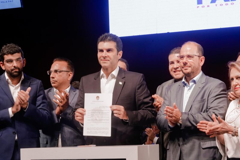 O governador Helder Barbalho assinou, na manhã desta segunda-feira (10), o decreto que cria o programa Territórios pela Paz, uma estratégia de governo que une ações de segurança pública com ações sociais integradas, na construção de uma sociedade com mais paz e justiça social. Centenas de pessoas compareceram ao Teatro Margarida Schivasappa, onde ocorreu o lançamento. <div class='credito_fotos'>Foto: Marco Santos / Ag. Pará   |   <a href='/midias/2019/originais/2662__s011307.jpg' download><i class='fa-solid fa-download'></i> Download</a></div>