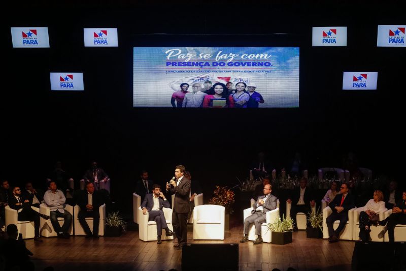 O governador Helder Barbalho assinou, na manhã desta segunda-feira (10), o decreto que cria o programa Territórios pela Paz, uma estratégia de governo que une ações de segurança pública com ações sociais integradas, na construção de uma sociedade com mais paz e justiça social. Centenas de pessoas compareceram ao Teatro Margarida Schivasappa, onde ocorreu o lançamento. <div class='credito_fotos'>Foto: Marco Santos / Ag. Pará   |   <a href='/midias/2019/originais/2662__s011390.jpg' download><i class='fa-solid fa-download'></i> Download</a></div>