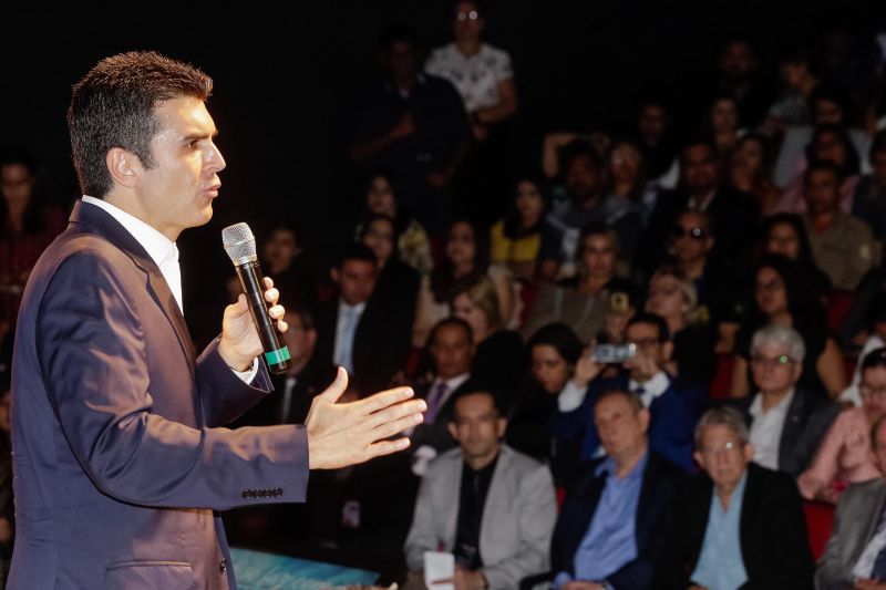 O governador Helder Barbalho assinou, na manhã desta segunda-feira (10), o decreto que cria o programa Territórios pela Paz, uma estratégia de governo que une ações de segurança pública com ações sociais integradas, na construção de uma sociedade com mais paz e justiça social. Centenas de pessoas compareceram ao Teatro Margarida Schivasappa, onde ocorreu o lançamento. <div class='credito_fotos'>Foto: Marco Santos / Ag. Pará   |   <a href='/midias/2019/originais/2662__s011425.jpg' download><i class='fa-solid fa-download'></i> Download</a></div>