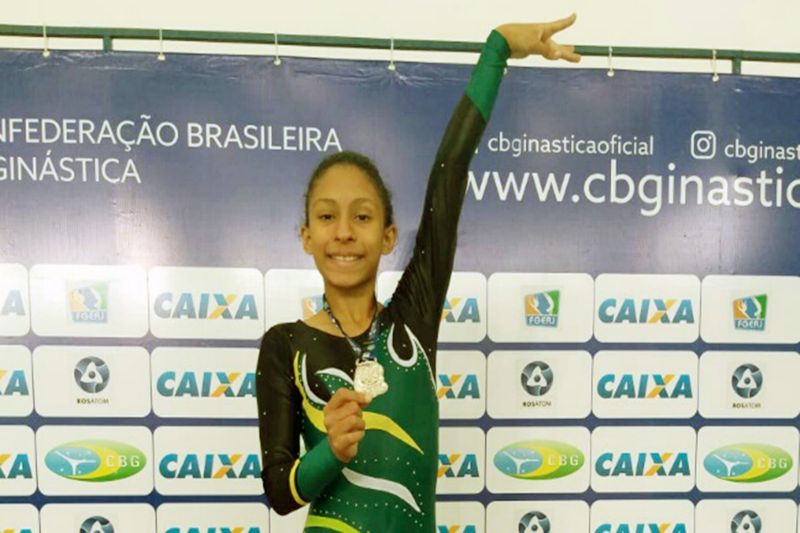 O último final de semana foi de emoção, garra e conquista para a ginasta paraense Lia Alves de Oliveira, 13, que levou o vice-campeonato na categoria Juvenil Iniciante, no 34° Torneio Nacional de Ginástica Artística, realizado pela Confederação Brasileira de Ginástica (CBG), no Parque Olímpico Arena III, no Rio de Janeiro. <div class='credito_fotos'>Foto: ASCOM / SEEL   |   <a href='/midias/2019/originais/2664_img-20190610-wa0088_resized.jpg' download><i class='fa-solid fa-download'></i> Download</a></div>