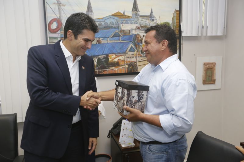 O governador do Pará, Helder Barbalho, voltou a receber nesta segunda-feira (10), durante todo o dia, no Palácio do Governo, em Belém, prefeitos de todas as regiões do Estado para firmar parcerias e colocar o Estado à disposição das necessidades da população. 

FOTO: MARCELO SEABRA / AG. PARÁ
DATA: 11.06.2019
BELÉM - PARÁ <div class='credito_fotos'>Foto: Marcelo Seabra / Ag. Pará   |   <a href='/midias/2019/originais/2665_20190610181409__mg_6651.jpg' download><i class='fa-solid fa-download'></i> Download</a></div>