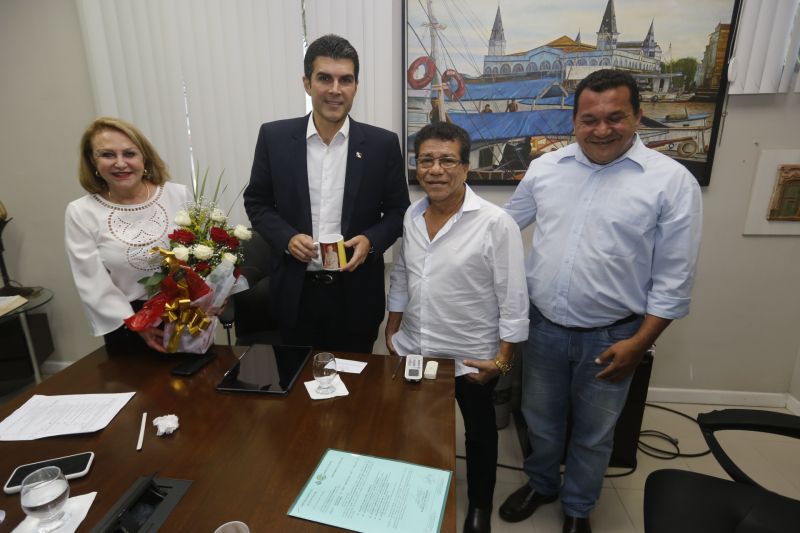 O governador do Pará, Helder Barbalho, voltou a receber nesta segunda-feira (10), durante todo o dia, no Palácio do Governo, em Belém, prefeitos de todas as regiões do Estado para firmar parcerias e colocar o Estado à disposição das necessidades da população. 

FOTO: MARCELO SEABRA / AG. PARÁ
DATA: 11.06.2019
BELÉM - PARÁ <div class='credito_fotos'>Foto: Marcelo Seabra / Ag. Pará   |   <a href='/midias/2019/originais/2665_20190610181453__mg_6661.jpg' download><i class='fa-solid fa-download'></i> Download</a></div>