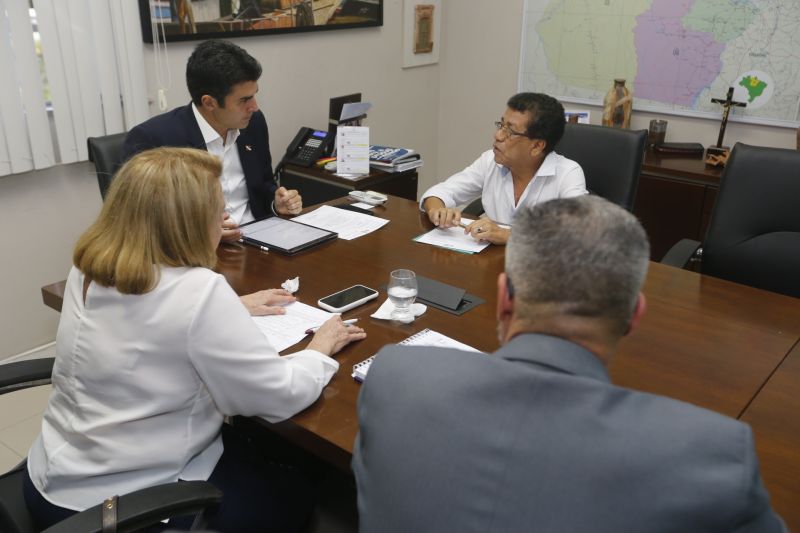 O governador do Pará, Helder Barbalho, voltou a receber nesta segunda-feira (10), durante todo o dia, no Palácio do Governo, em Belém, prefeitos de todas as regiões do Estado para firmar parcerias e colocar o Estado à disposição das necessidades da população. 

FOTO: MARCELO SEABRA / AG. PARÁ
DATA: 11.06.2019
BELÉM - PARÁ <div class='credito_fotos'>Foto: Marcelo Seabra / Ag. Pará   |   <a href='/midias/2019/originais/2665_20190610181734__mg_6677.jpg' download><i class='fa-solid fa-download'></i> Download</a></div>