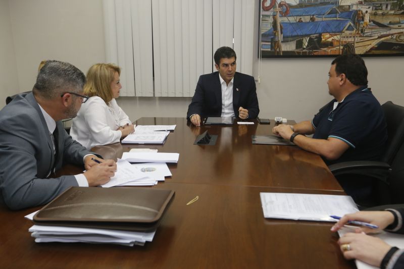 O governador do Pará, Helder Barbalho, voltou a receber nesta segunda-feira (10), durante todo o dia, no Palácio do Governo, em Belém, prefeitos de todas as regiões do Estado para firmar parcerias e colocar o Estado à disposição das necessidades da população. 

FOTO: MARCELO SEABRA / AG. PARÁ
DATA: 11.06.2019
BELÉM - PARÁ <div class='credito_fotos'>Foto: Marcelo Seabra / Ag. Pará   |   <a href='/midias/2019/originais/2665_20190610184601__mg_6686.jpg' download><i class='fa-solid fa-download'></i> Download</a></div>