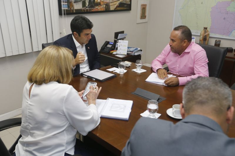 O governador do Pará, Helder Barbalho, voltou a receber nesta segunda-feira (10), durante todo o dia, no Palácio do Governo, em Belém, prefeitos de todas as regiões do Estado para firmar parcerias e colocar o Estado à disposição das necessidades da população. 

FOTO: MARCELO SEABRA / AG. PARÁ
DATA: 11.06.2019
BELÉM - PARÁ <div class='credito_fotos'>Foto: Marcelo Seabra / Ag. Pará   |   <a href='/midias/2019/originais/2665_20190610192044__mg_6722_1.jpg' download><i class='fa-solid fa-download'></i> Download</a></div>