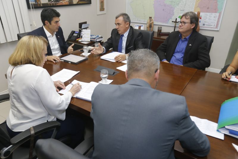 O governador do Pará, Helder Barbalho, voltou a receber nesta segunda-feira (10), durante todo o dia, no Palácio do Governo, em Belém, prefeitos de todas as regiões do Estado para firmar parcerias e colocar o Estado à disposição das necessidades da população. 

FOTO: MARCELO SEABRA / AG. PARÁ
DATA: 11.06.2019
BELÉM - PARÁ <div class='credito_fotos'>Foto: Marcelo Seabra / Ag. Pará   |   <a href='/midias/2019/originais/2665_20190610193802__mg_6736.jpg' download><i class='fa-solid fa-download'></i> Download</a></div>
